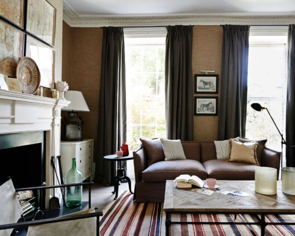 Rumah dengan dinding plester yang halus dan warna-warna netral yang elegan